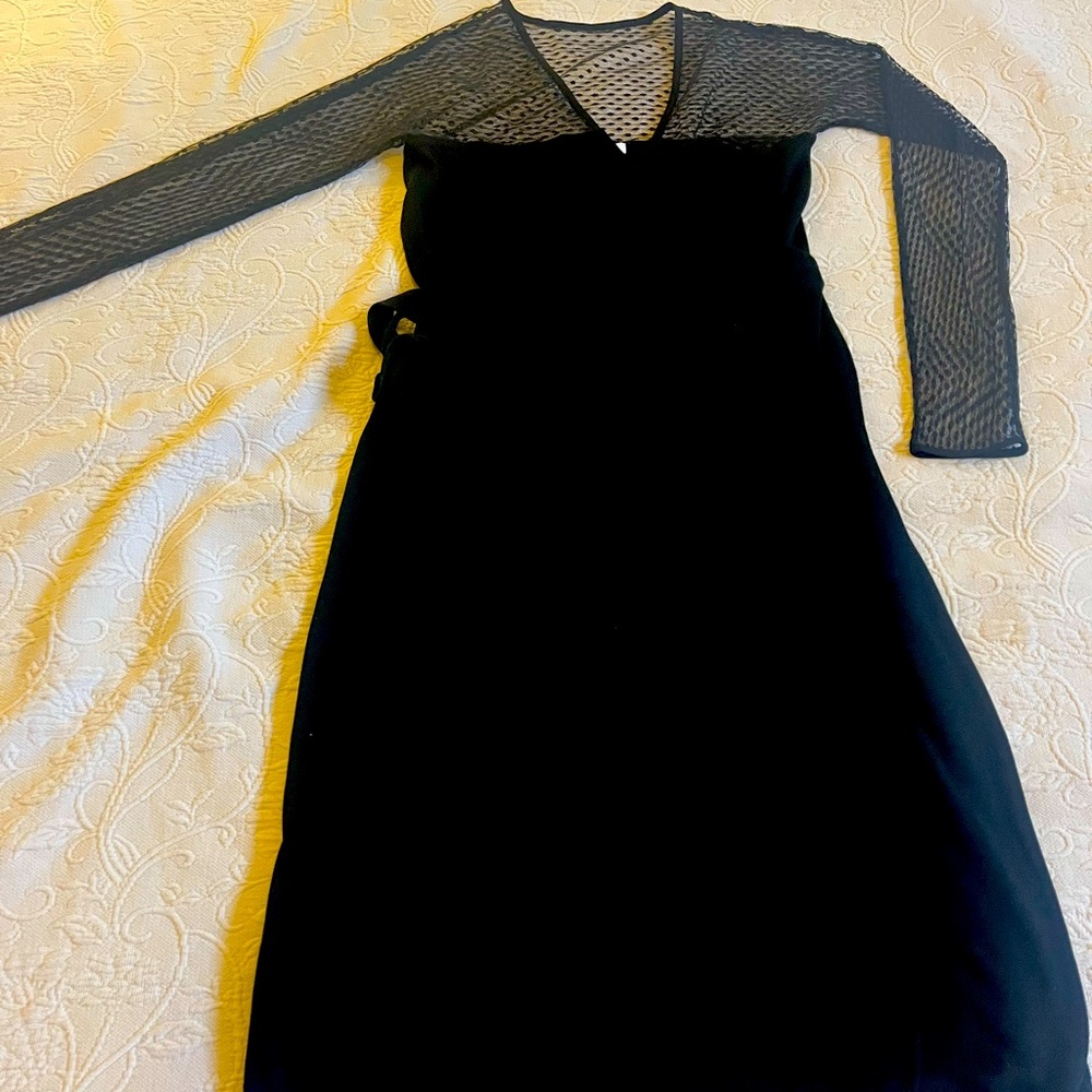 Classic Sz M Diane Von Furstenberg Black Wrap Dress w/ sheer neckline & sleeves